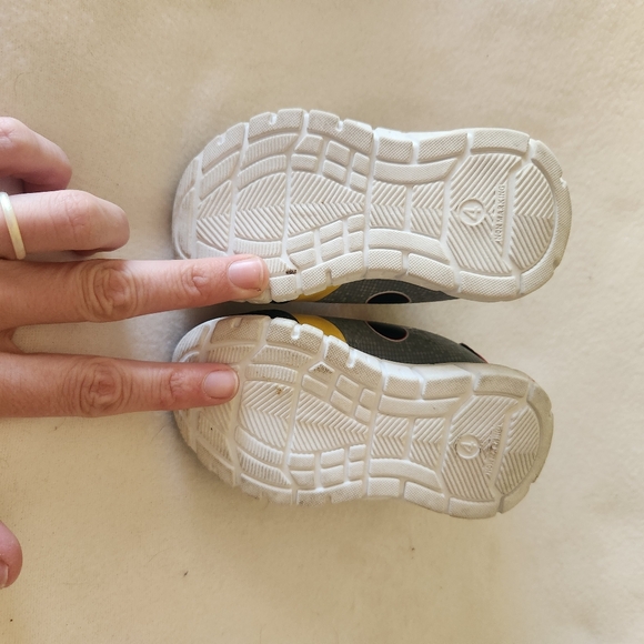 Mickey Mouse shoes size 4 - Picture 4 of 4